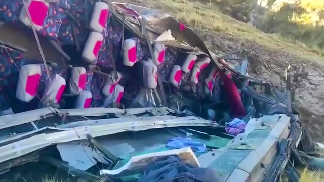 Autobus se u Peruu strmoglavio niz liticu od oko 200 metara, najmanje 25 putnika poginulo