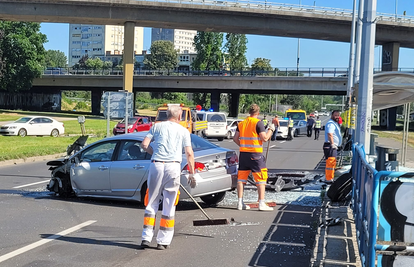 FOTO Troje djece ozlijeđeno nakon naleta auta na stanicu tramvaja: Vozača su priveli