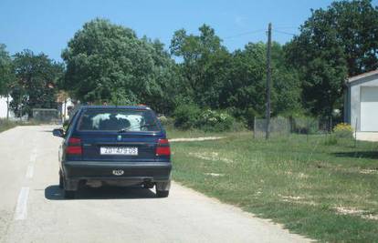 Vozač prevozio tele na zadnjem sjedištu Škode