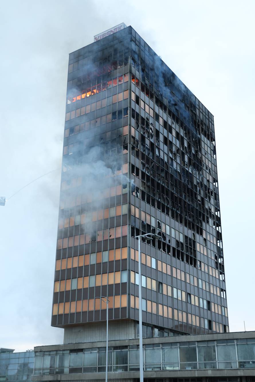 Zagreb: Nastavlja se gašenje Vjesnikovog nebodera, teška noć iza vatrogasaca