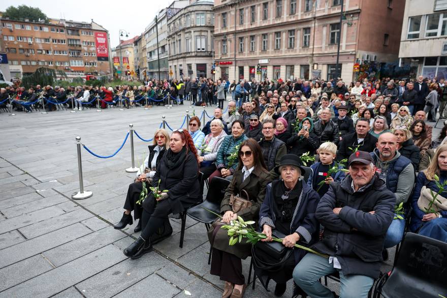 Komemoracija za Halida Bešlića ispred Narodnog pozorišta