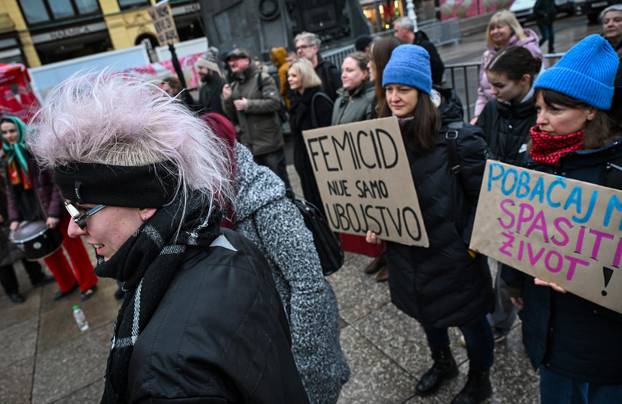 Zagreb: Molitelji i prosvjednici na Trgu bana Jelačića