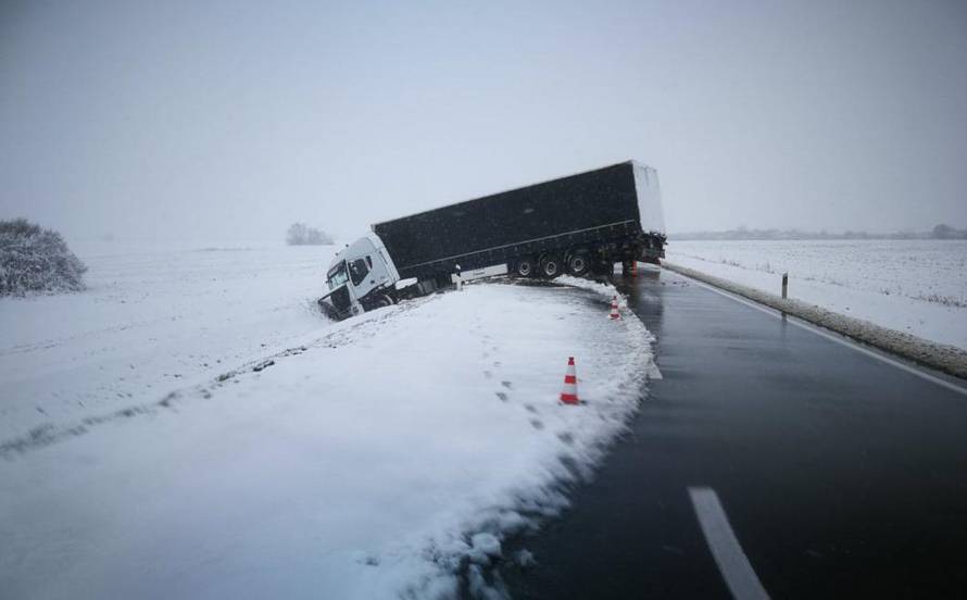 Šleper blizu Virovitice zbog prevelike brzine završio u jarku