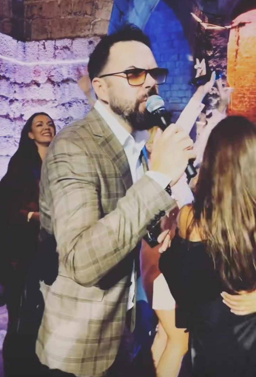 Tko je žena sa zastavom koja je bila na svadbi Liama Stewarta? 'Zaštitari su je dva puta udaljili'