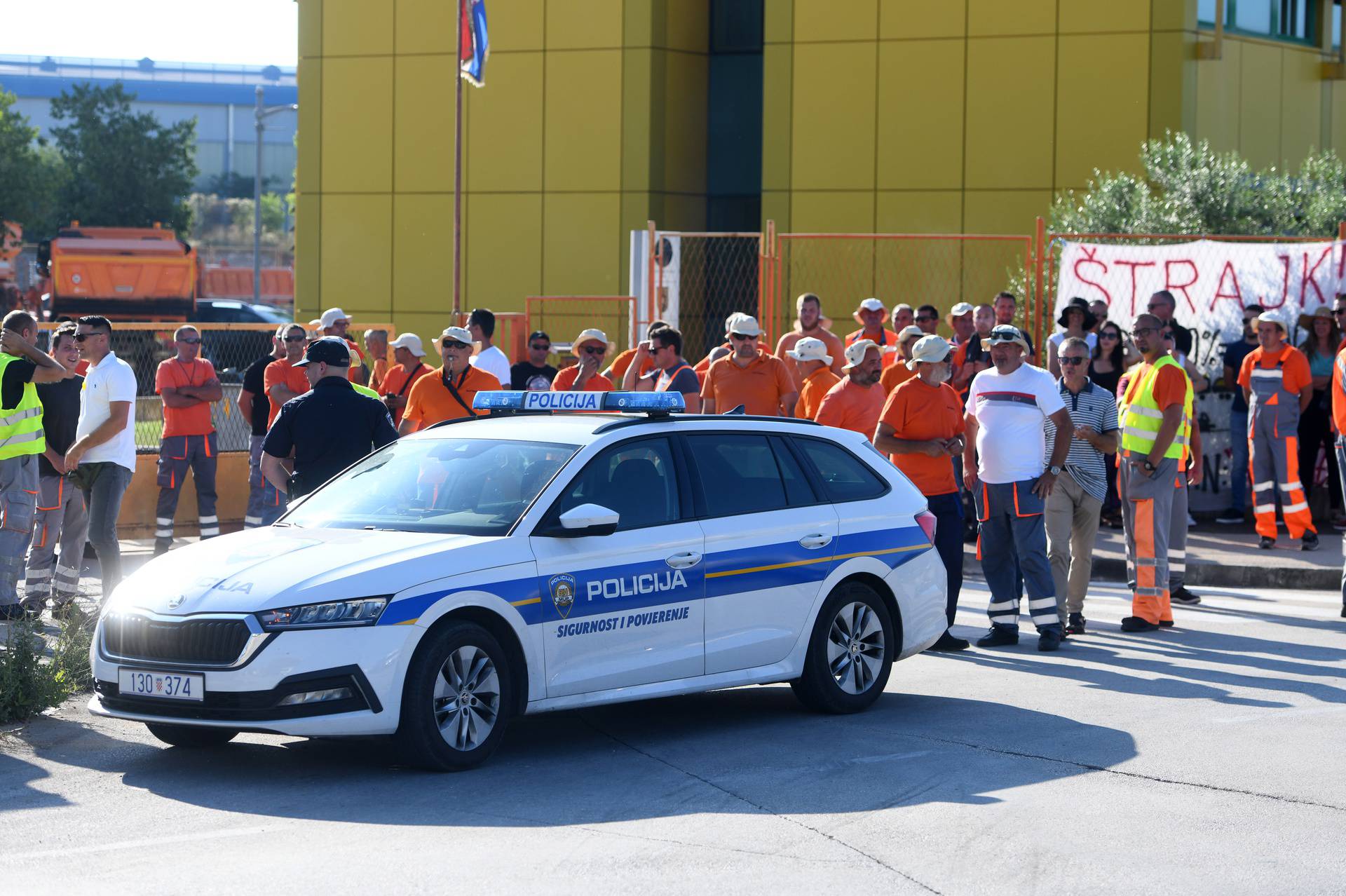 Sibenik: Radnici blokirali ulazak direktoru Robretu Miljkovicu ulaz u tvrtku Cesta Šibenik