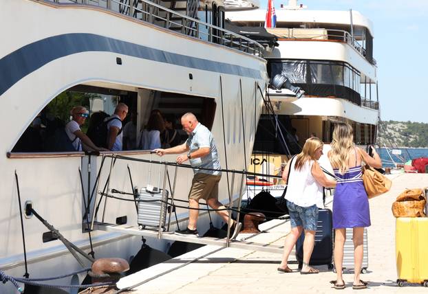 Šibenik: Kruzeri i turisti okupirali šibensku rivu