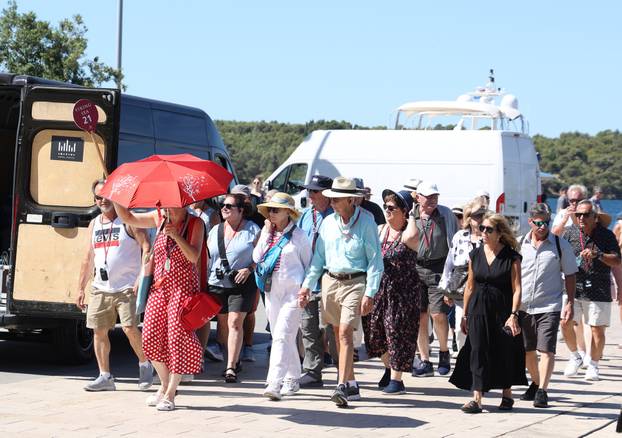 Turisti sa kruzera Viking sea razgledavaju Šibenik