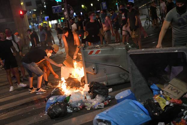 Beograd: Na Slaviji policija protiv prosvjednika upotrijebila suzavac