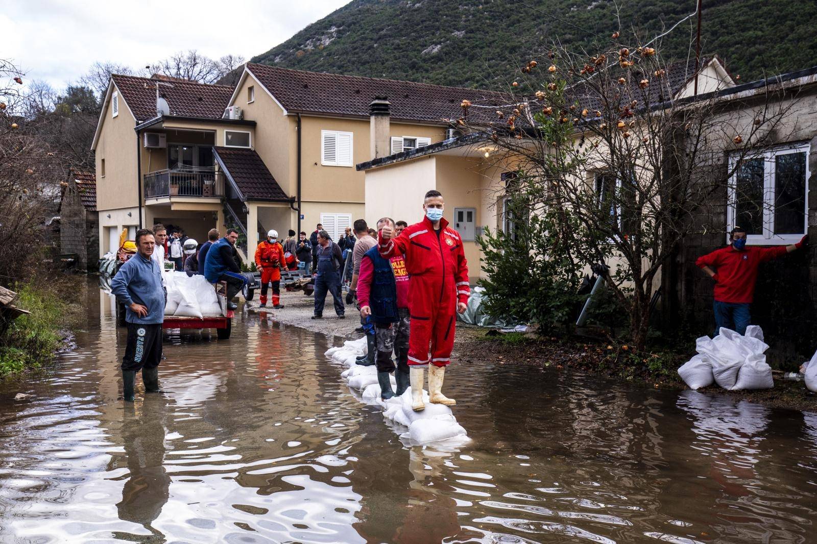 Nastavlja se borba s poplavom u Kokorićima