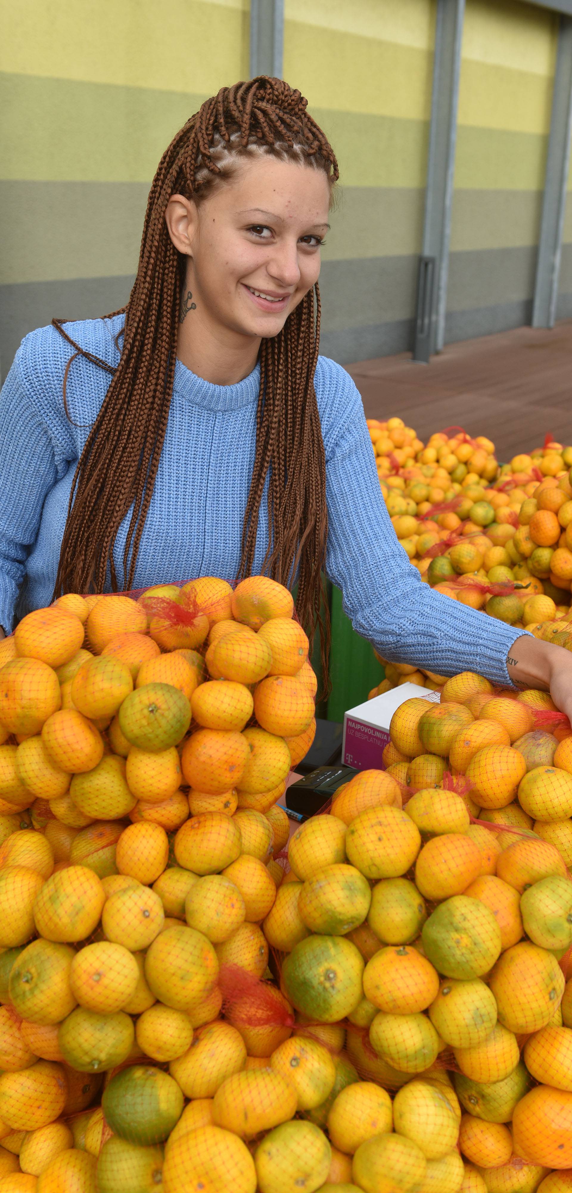 Zagreb: Prodavačica mandarina Kristina Penava ponovno prodaje mandarine na štandu 