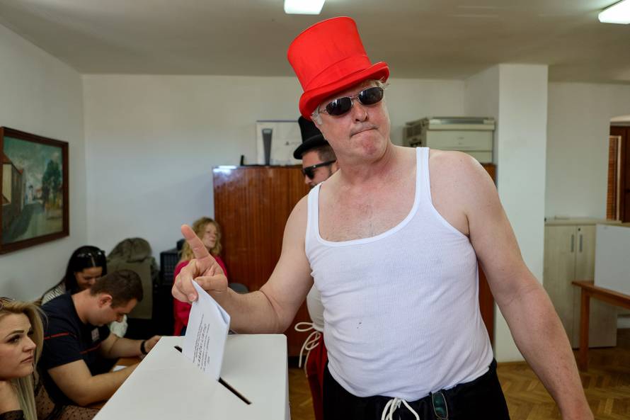 Zadar: Enio Meštrović glasovao na parlamentarnim izborima