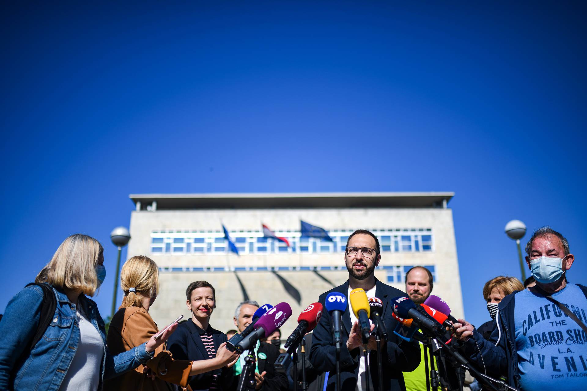 Tomislav Tomašević održao konferenciju za medije ispred Gradskog poglavarstva