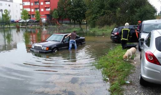 Kajzerica: Ispumpavaju vodu iz potopljenih gara&zcaron;a i podruma