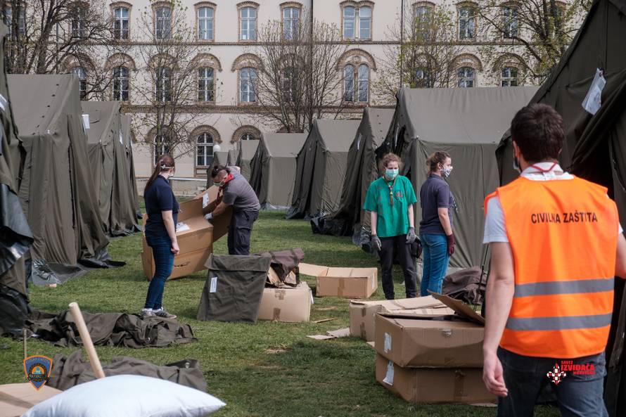 'Naravno da se bojimo zaraze, ali pomaganje je nama čast...'