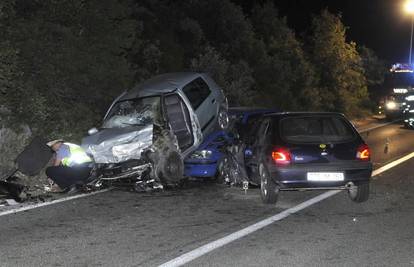 Sudarila se tri auta, žena mrtva, više ljudi ozlijeđeno