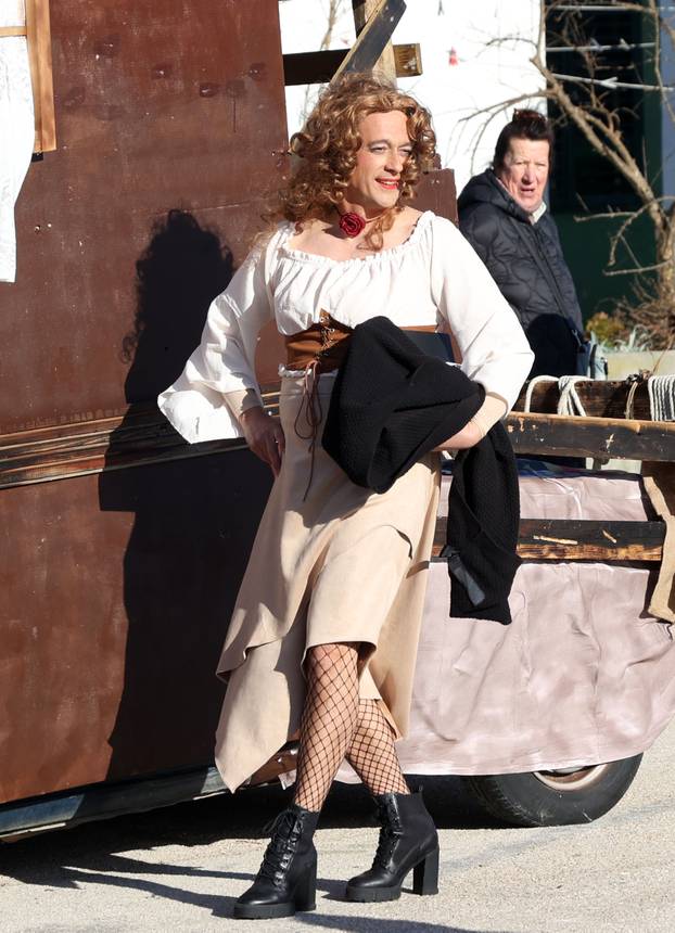 Jezera: Maškarana povorka prodefilirala je Jezerima