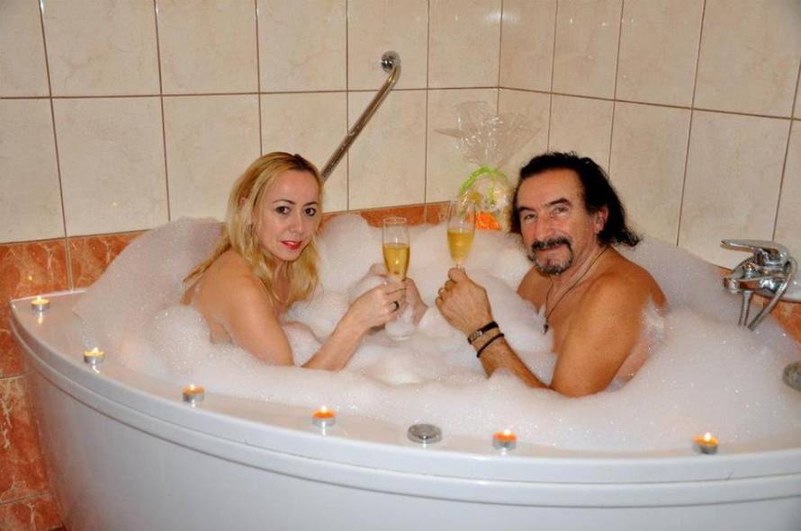 Estradnjaci vole kadu: Bebek se stišće uz ženu, Šuput u toplesu