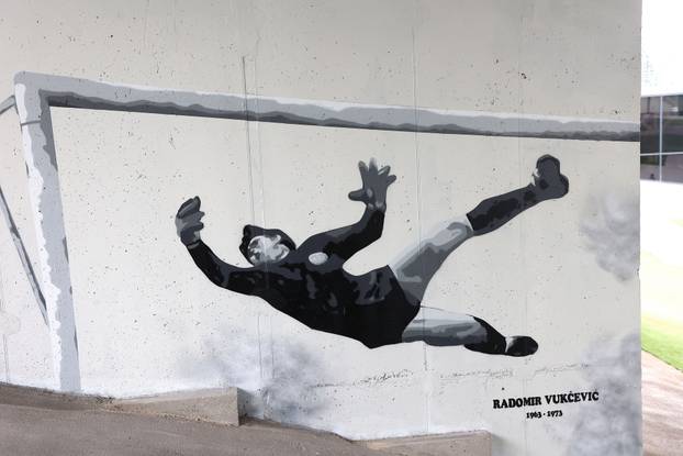 Split: Ususret 114. rođendanU Hajduka na zgradi Sveučilišta naslikani su murali nogometaša