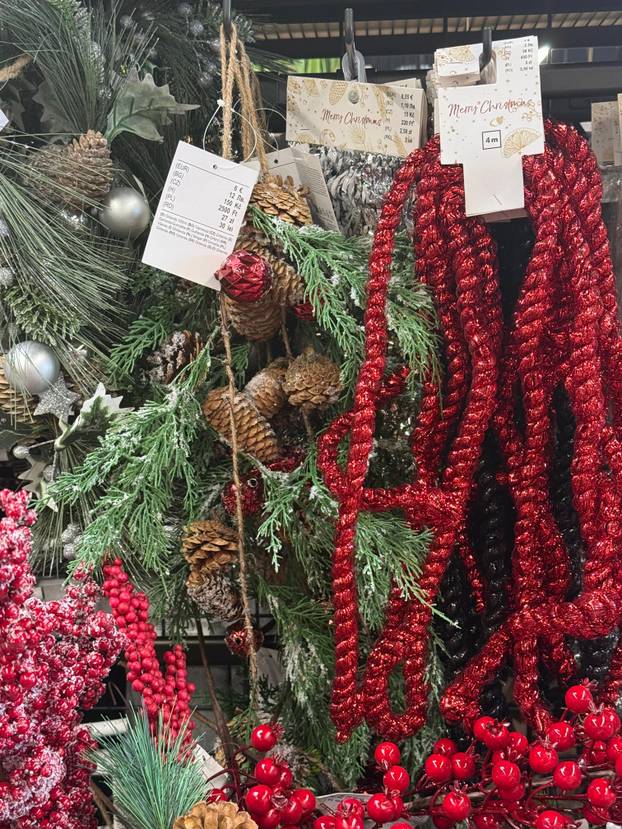 FOTO Trgovci su izvukli božićne ukrase! Pogledajte što se nudi, snježne kugle idu i za 74 eura...