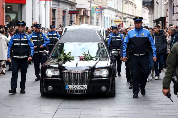 Sarajevo: Povorka prema gradskom groblju Bare gdje će biti pokopan Halid Bešlić