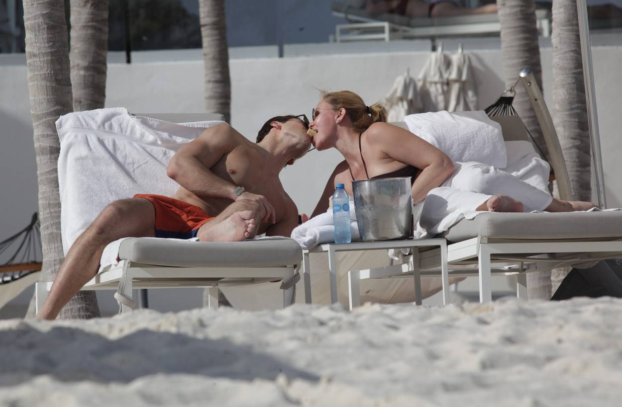 EXCLUSIVE: *NO WEB UNTIL 10AM EST 21ST DEC* Shanna Moakler kisses her boyfriend during a swim in the ocean