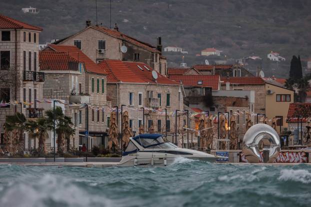 Olujno jugo zahvatilo Kaštela