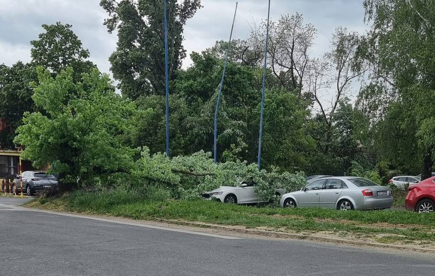 Pogledajte nevrijeme koje stiže u Hrvatsku: Moguće i jače oluje. U Zagrebu je drvo palo na auto
