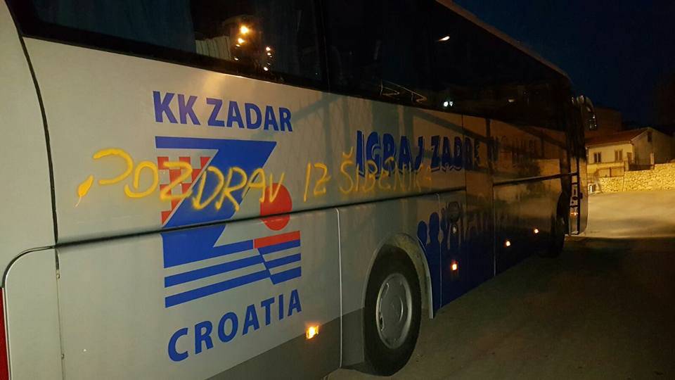 Sramota: U Šibeniku su išarali službeni bus košarkaša Zadra...