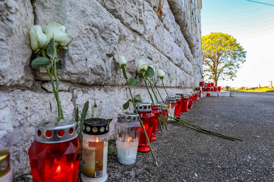 Poreč: Zapaljene svijeće ispred škole u koju je išao maturant koji je poginuo u Pragu