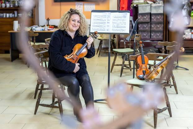 Zagreb: Renata Novoselec uči djecu sa oštećenim sluhom svirati violinu