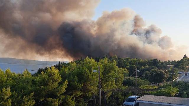 VIDEO Buknuo požar u Segetu: 'Nebo je prekrio gusti dim'