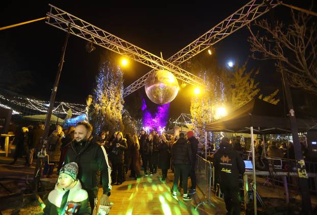 Šibenik: Šibenska Adventura zapo?ela koncertom Parnog valjka u perivoju Roberta Visianija