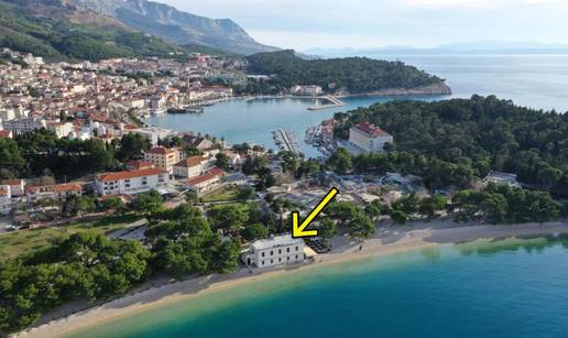 FOTO Može li biti bliže moru? Evo koliko košta noćenje u kući na metar od plaže u Makarskoj