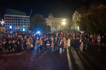 FOTO Brojni građani ispred HNK Zagreb pratili prijenos Orašara, nije im smetala ni hladnoća...