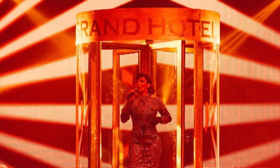 Publika hrli na spektakl Grand hotel u dubrovačkom Revelinu