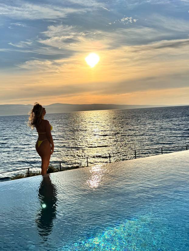 FOTO Njoj nije hladno! Lijepa mama Renata i dalje pokazuje figuru u badiću pokraj mora...