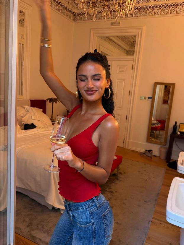 Šuškalo se da joj dečko spava sa zvijezdom platforme za odrasle. Objavom ušutkala sve tračeve