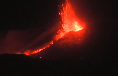 Eruptirala Etna: Lavu i pepeo izbacivala do sto metara uvis