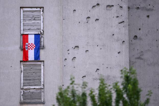 Knin: Hrvatske zastave vijore se gradom
