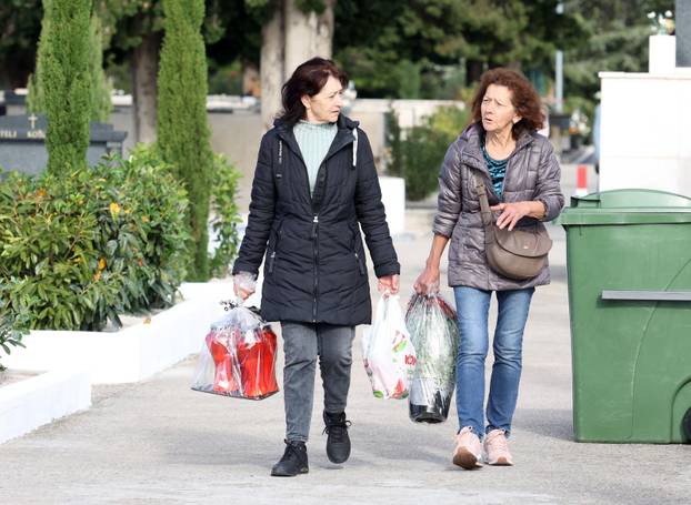 Šibenik: Na blagdan Svih svetih gra?ani posje?uju grobove svojih najmilijih