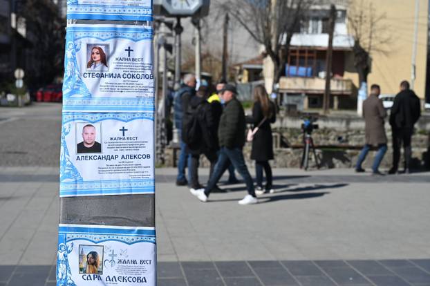 Brojni stanovnici Kočana oplakuju poginule na dan njihova sprovoda