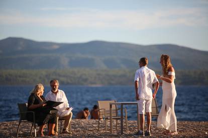 Ljubav je na Bolu: Njemački par vjenčao se na plaži 'Zlatni rat'