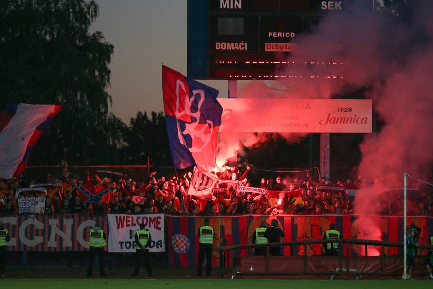 Vinkovci: Torcida bakljama gađala navijače Cibalije