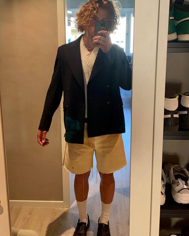 FOTO 'Alpski modni mačak' voli nositi bunde, suknje i lakirati nokte. Sad dominira skijanjem