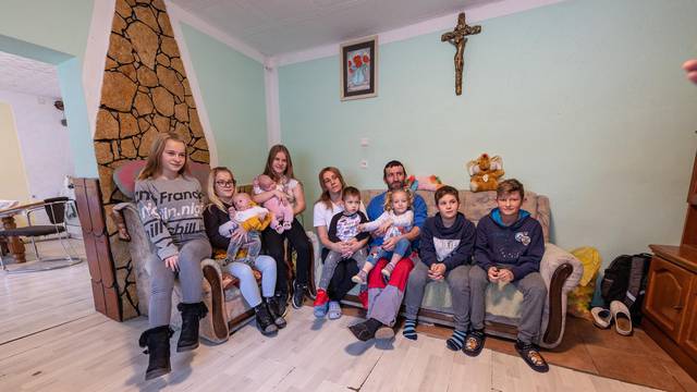 Orahovica: Obitelj Filipović broji desetero djece