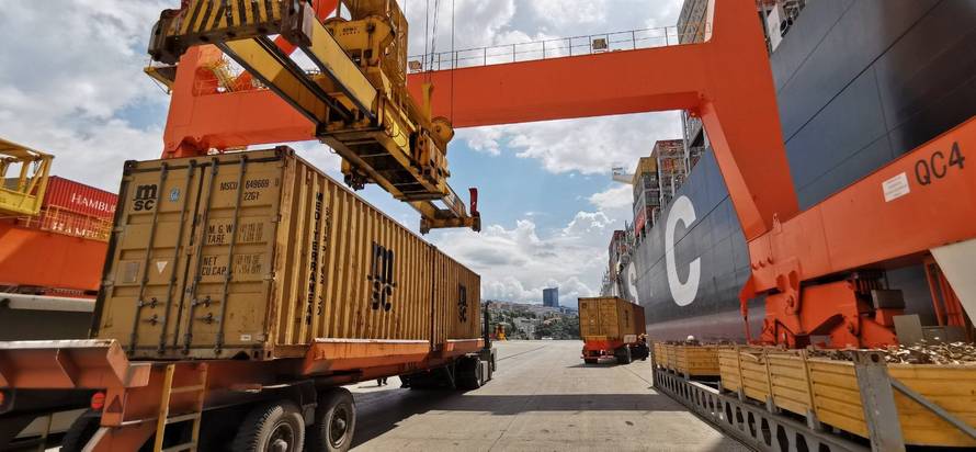 Brodom iz Kine stiglo oko 214 tona naočala i zaštitnih odijela vrijednih 10,8 milijuna dolara