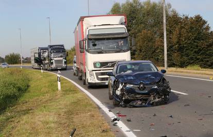 Sudarila su se tri automobila, jedna osoba je ozlijeđena...