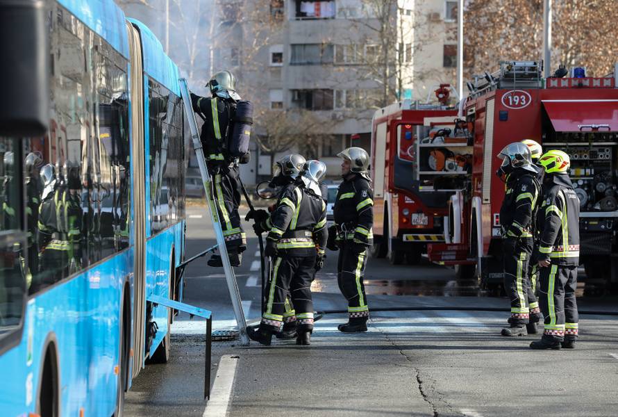 Zagreb: Vatrogasci ugasili poÅ¾ar na autobusu ZET-a na izlasku iz naselja Dugave