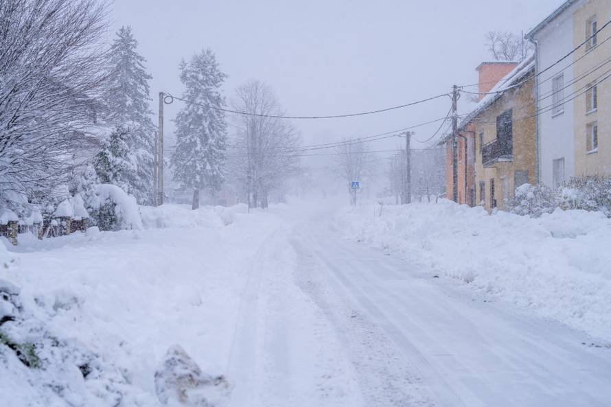 U Vrhovinama i Babinom Potoku palo je oko 50 do 80 cm snijega 