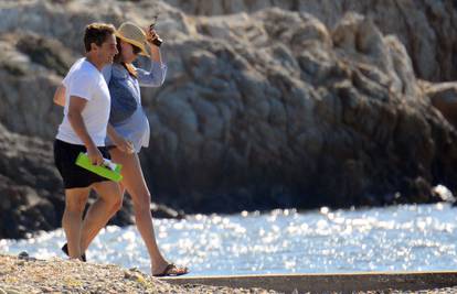 Sarkozy trudnu Carlu Bruni na plažu vozi u malenom autiću